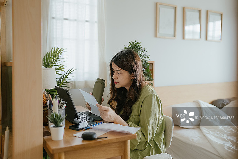 女人管理家庭财务图片素材
