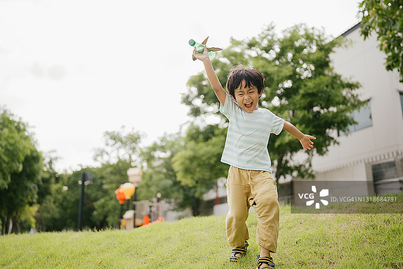 在花园里快乐的小男孩图片素材