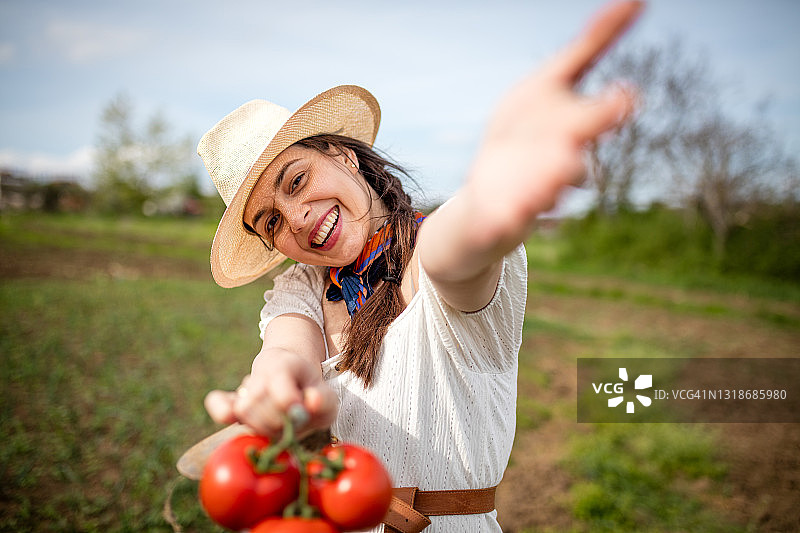 女人拿着番茄自拍图片素材