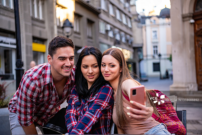 朋友小聚，用手机自拍图片素材