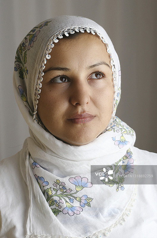 穿着穆斯林传统服装的年轻女子在家中拍摄的特写图片素材