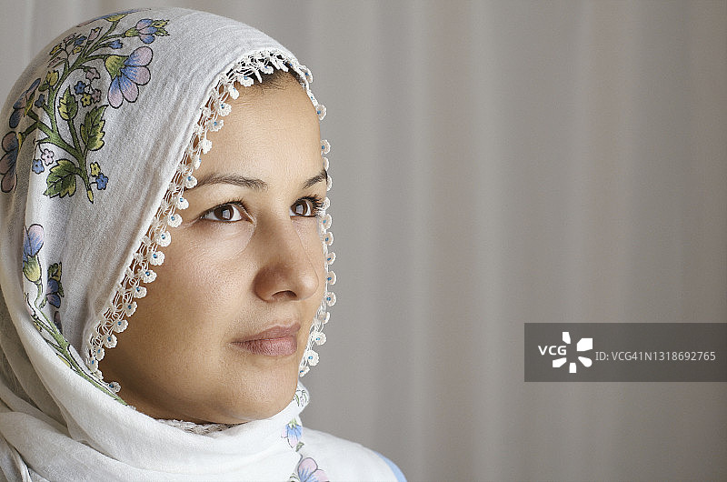 穿着穆斯林传统服装的年轻女子在家中拍摄的特写图片素材