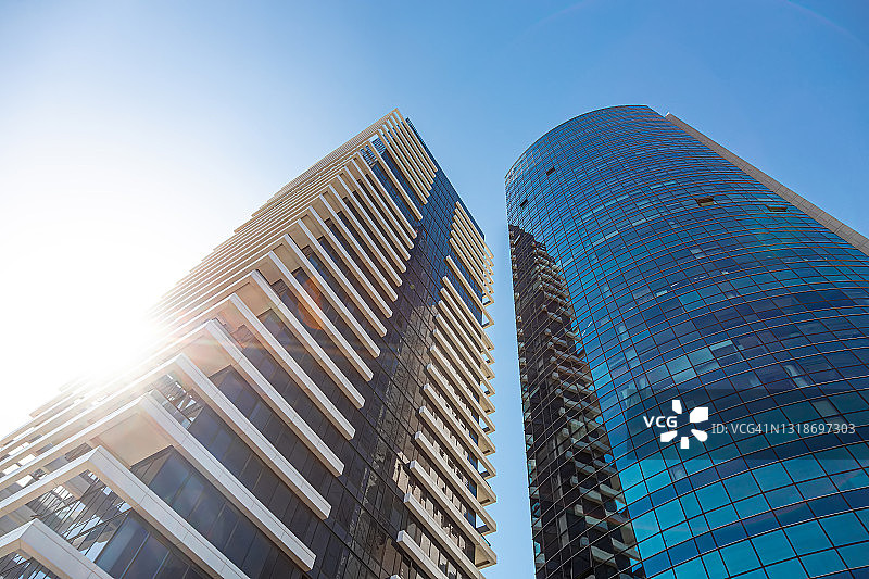 蓝天下的办公楼群图片素材