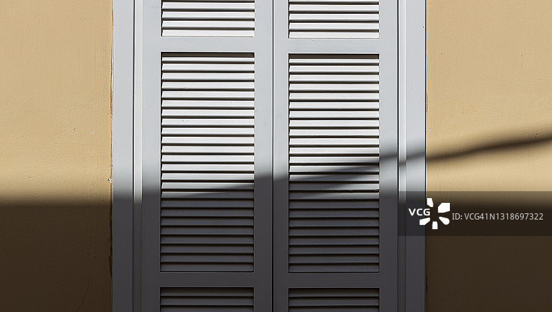 关闭的白色木制百叶窗图片素材