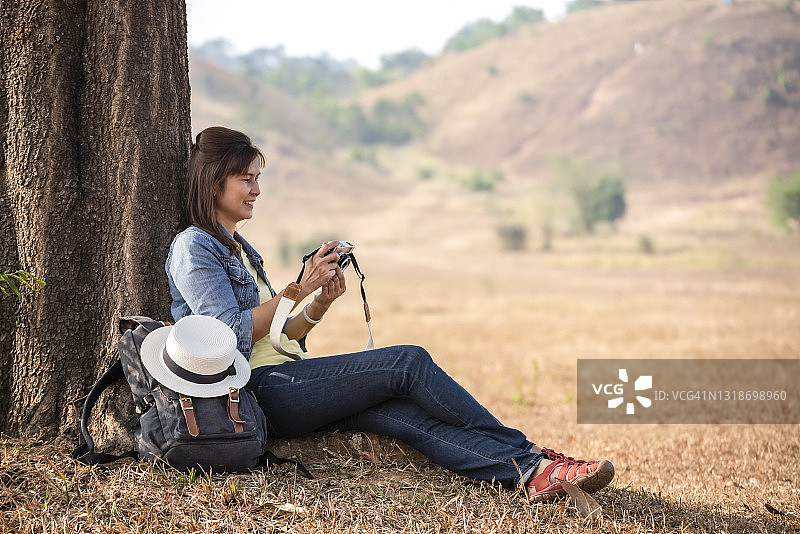 草山：山丘上覆盖着草，从北向南延伸图片素材