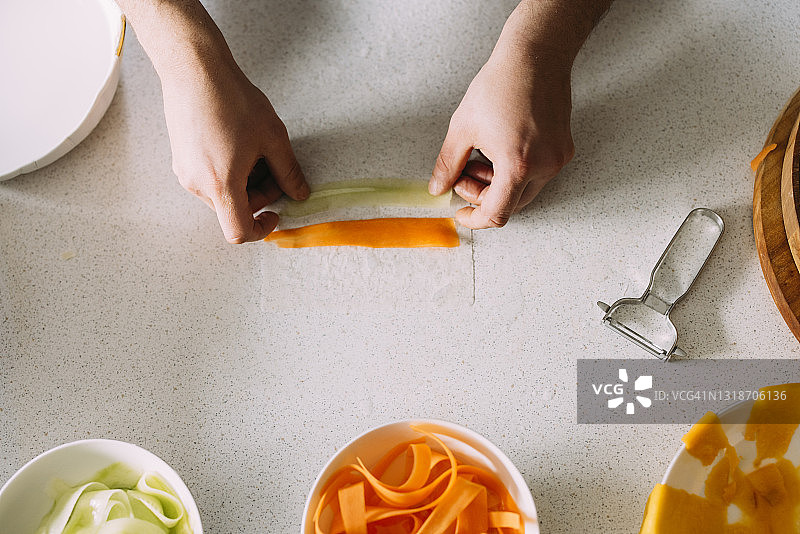 在私人厨房准备美味餐点的匿名白人专业男厨师图片素材