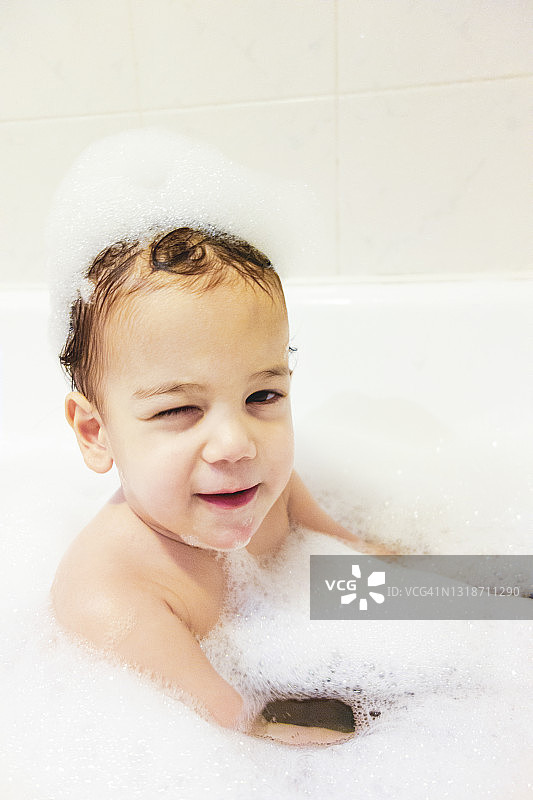 在浴缸里非常开心的宝宝图片素材