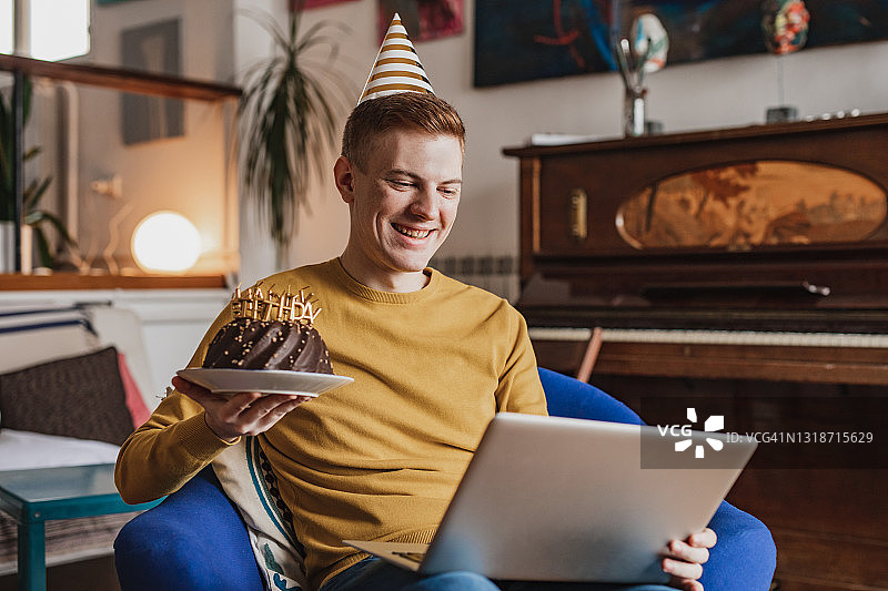 在线庆祝生日的卡通青年图片素材
