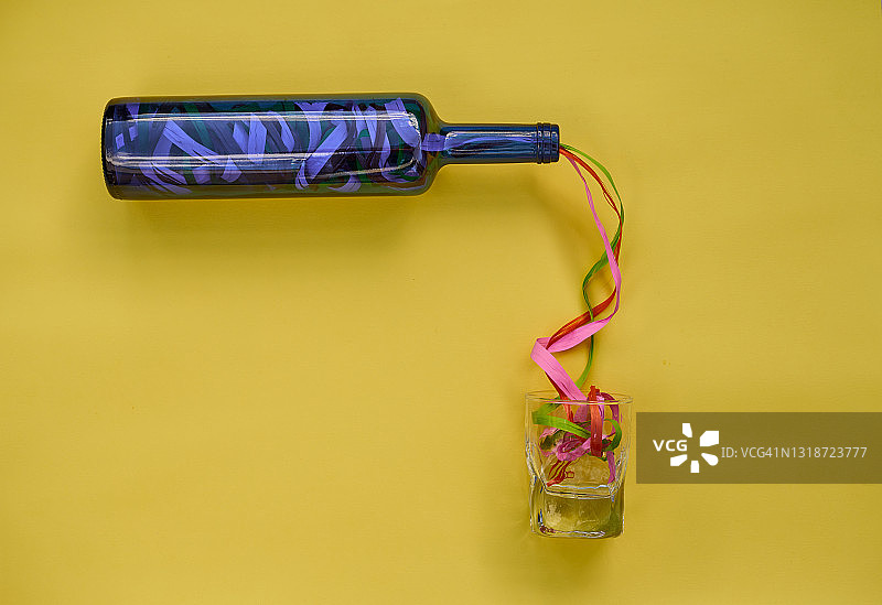 开启的蓝葡萄酒瓶向透明玻璃杯中注酒概念图图片素材