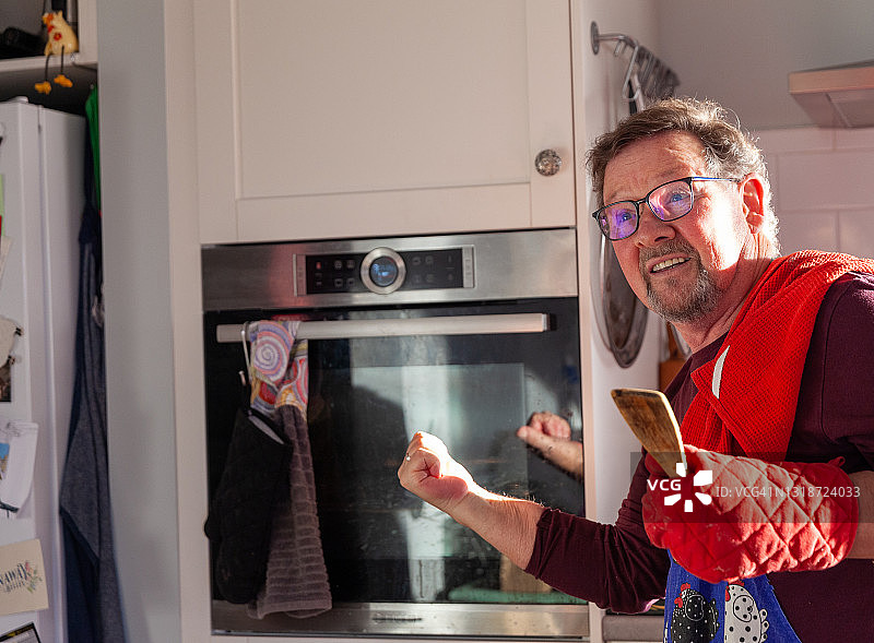 年长的男人烘烤水果蛋糕，从混合配料到装盘图片素材