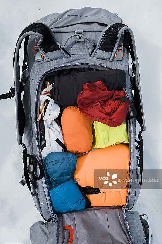 装满齿轮的大号背包图片素材