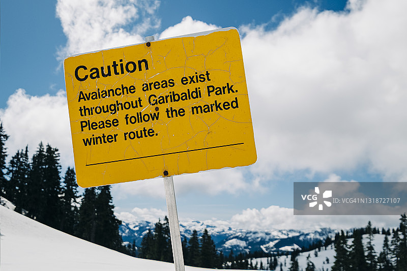 在斯阔米什附近白雪皑皑的高山草甸上的雪崩警告标志图片素材