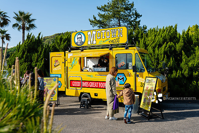 母亲和儿子从餐车购买午餐图片素材