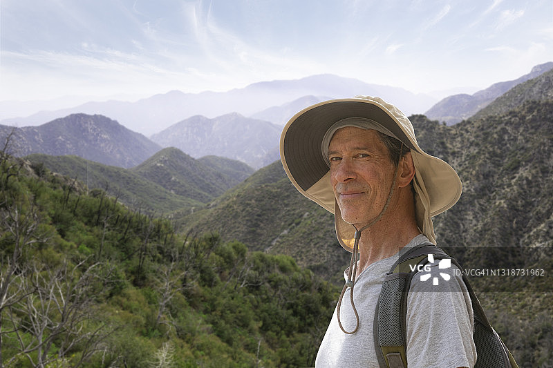 山中背包客老人肖像图片素材