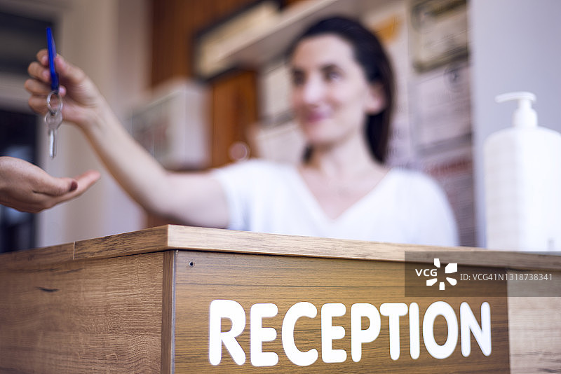 微笑的女接待员在柜台图片素材