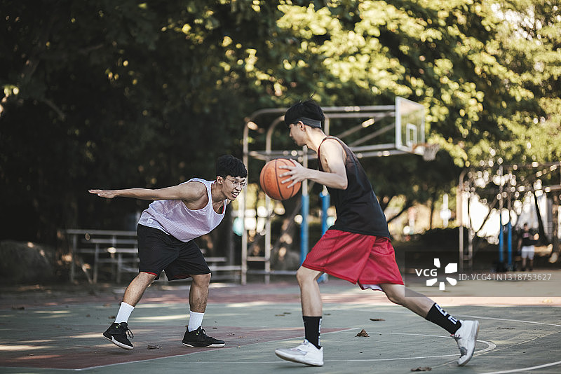 和朋友一起打篮球图片素材