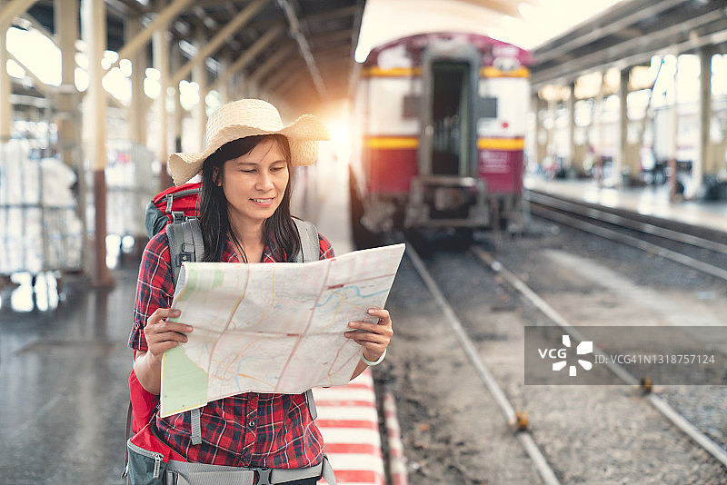 快乐的女游客在异国城市度假时查找酒店路线图片素材