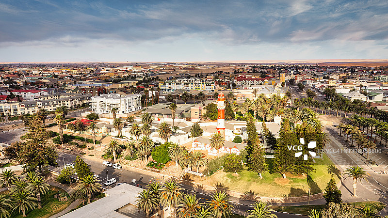 纳米比亚斯瓦科普蒙德城市与灯塔航拍全景图片素材