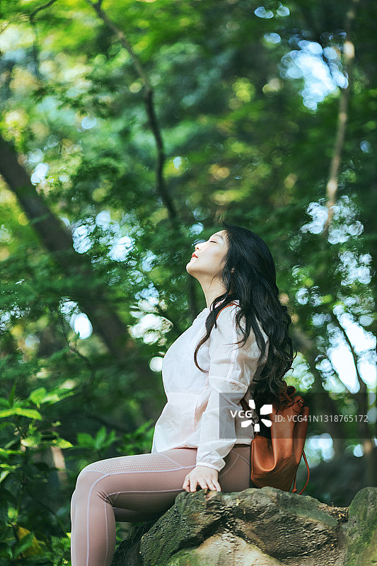 女人在森林里享受新鲜空气图片素材