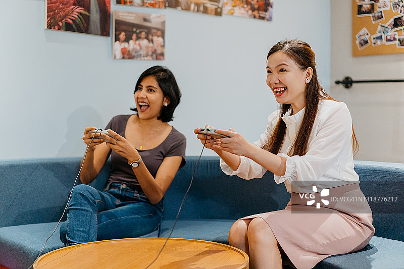 同事们在办公室游戏室里玩电子游戏图片素材