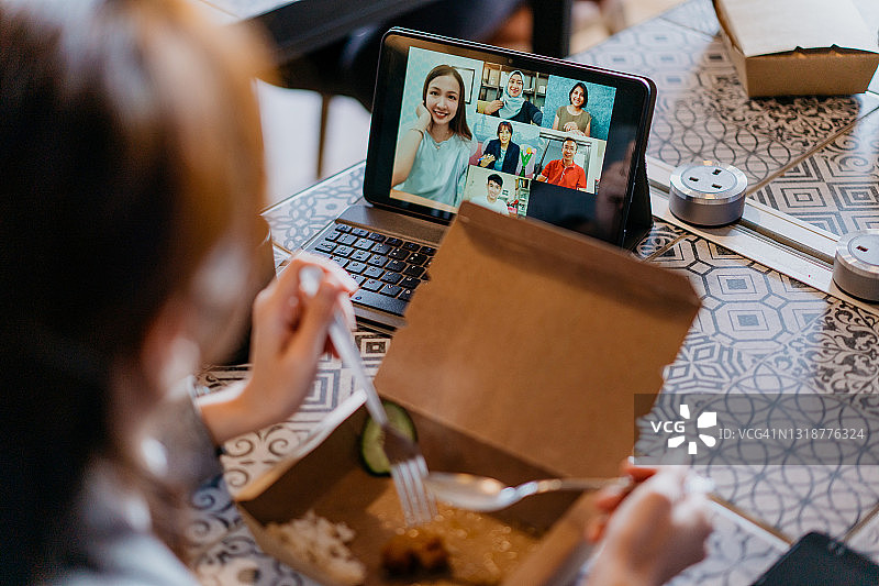 午休期间与同事进行视频通话的年轻女人图片素材
