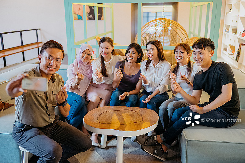 亚洲商务团队在联合办公空间自拍图片素材