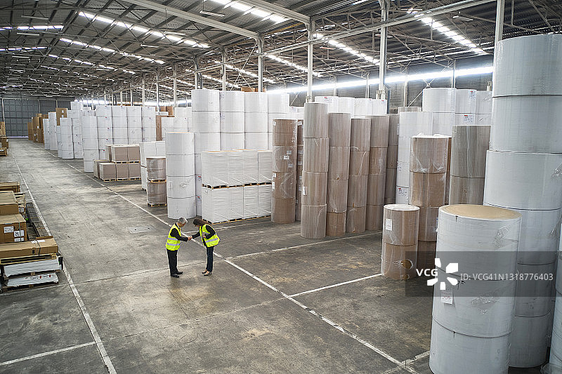 日本和西班牙裔仓库经理之间的协议图片素材