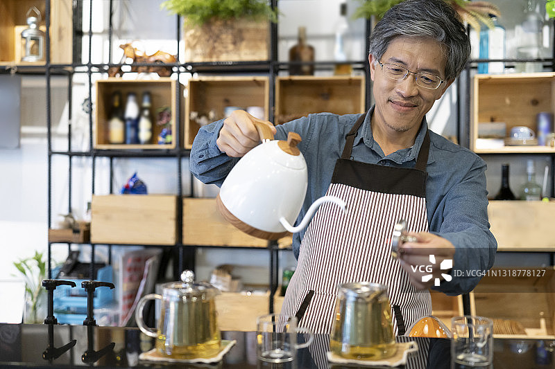 向茶壶倒水图片素材