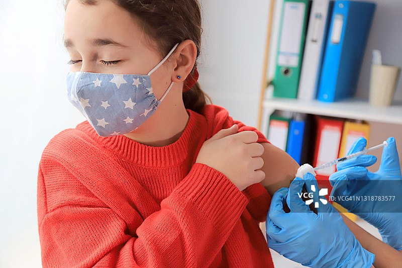 年轻女医生为病人手臂注射疫苗图片素材