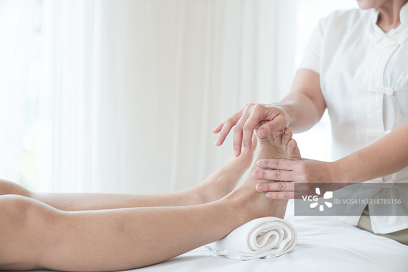 女人在水疗中心或美容院做足部护理图片素材