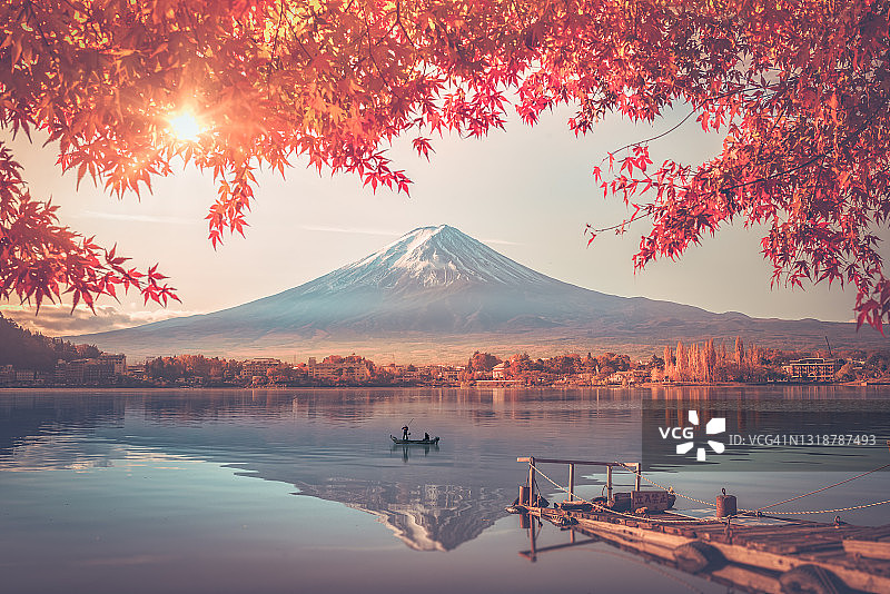 日本河口湖的彩色秋季、富士山与清晨薄雾和红叶图片素材