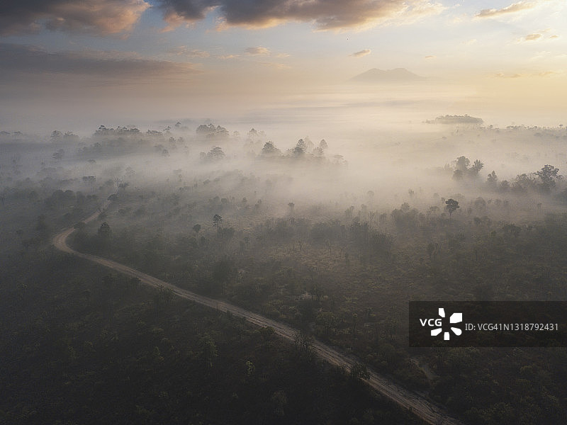 泰国通萨拉恩銮国家公园迷雾森林日出景观航拍（无人机拍摄）图片素材