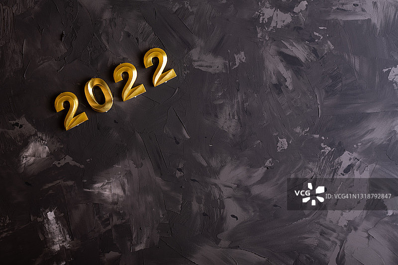 黑色背景上的2022新年金色数字图片素材