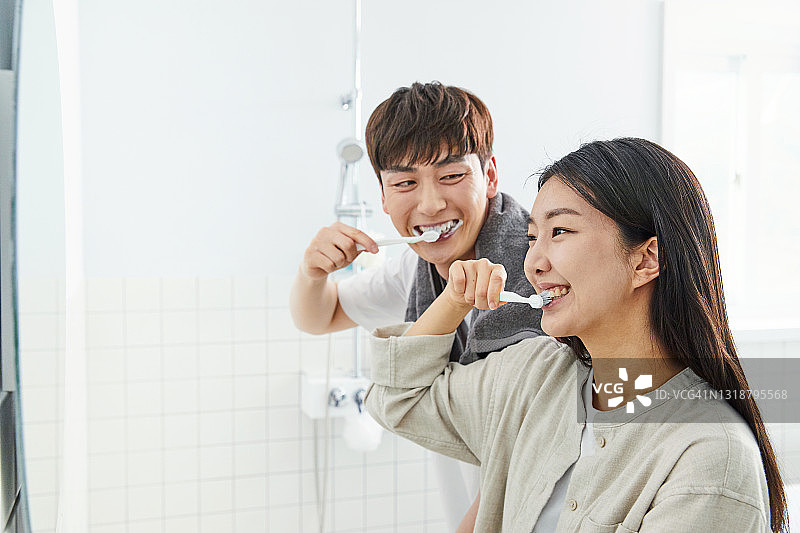 情侣刷牙图片素材