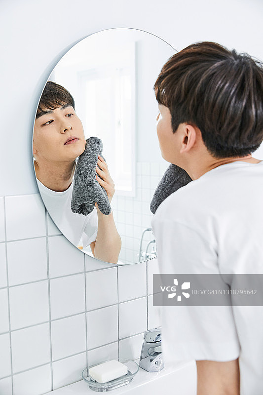 男人照镜子图片素材