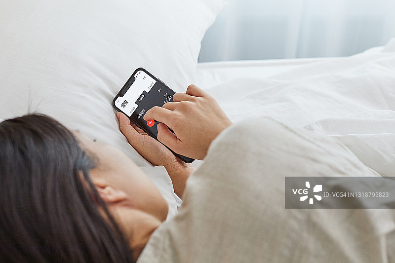 触摸智能手机的女人图片素材