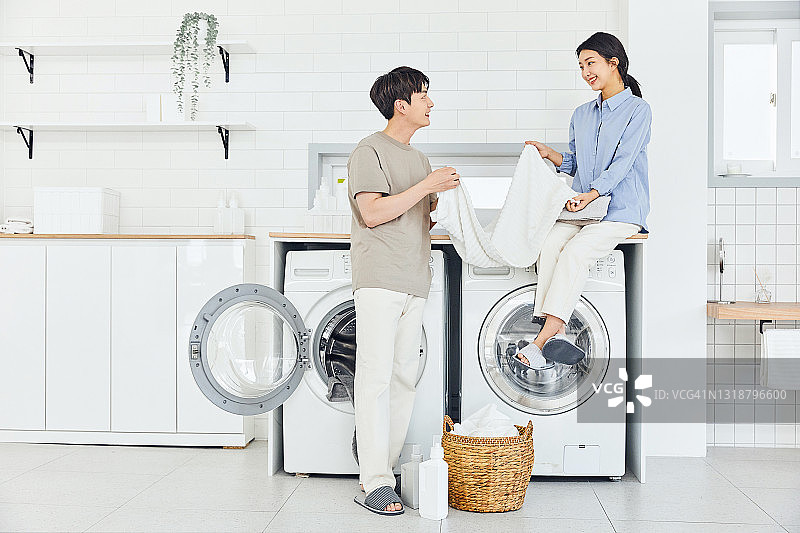 情侣叠衣服图片素材