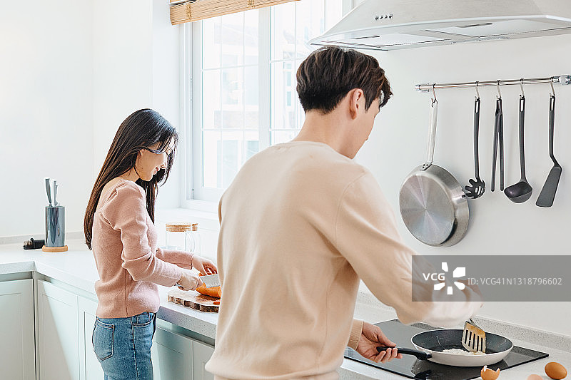一对情侣在厨房准备早餐图片素材