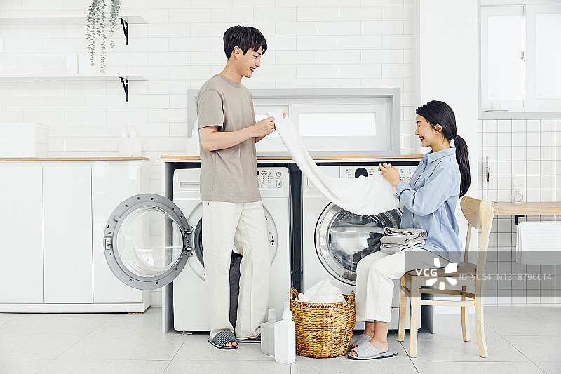 情侣叠衣服图片素材