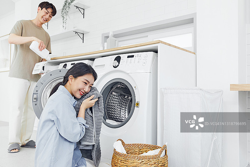 从洗衣机里取出衣物的女人图片素材