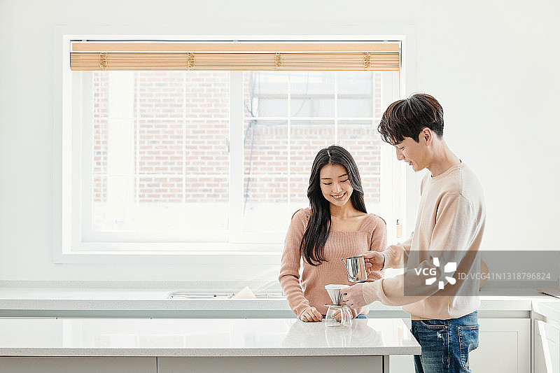 一对夫妇在厨房准备下午茶图片素材