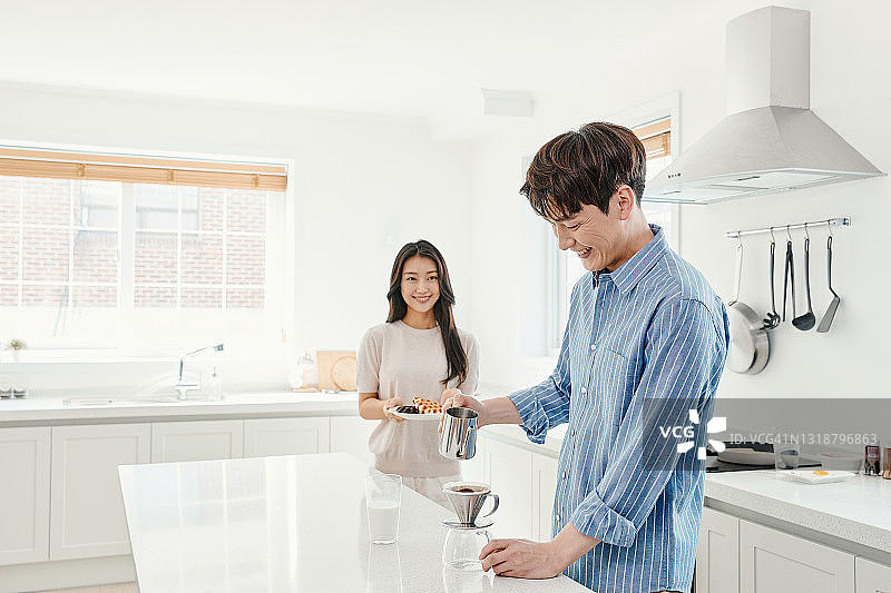 一对夫妇在厨房准备下午茶图片素材