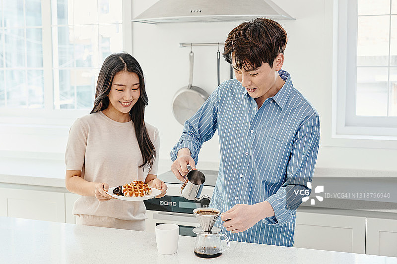 情侣喝咖啡图片素材