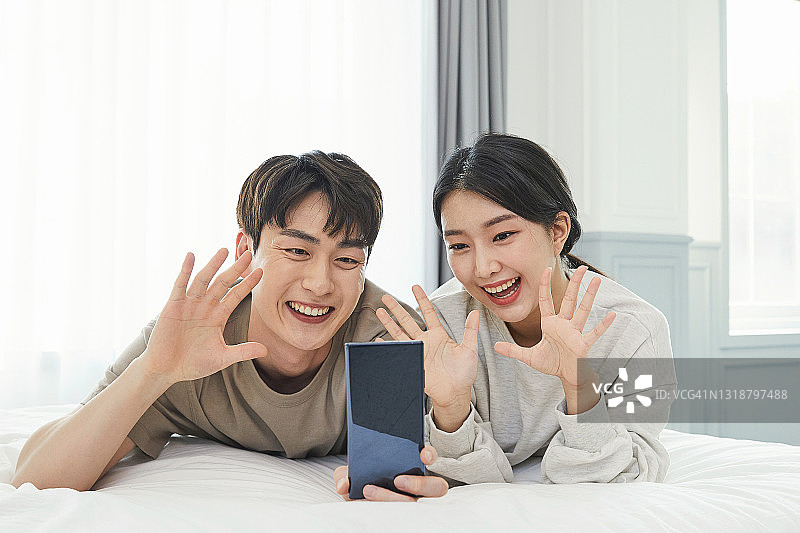 一对情侣进行视频聊天图片素材