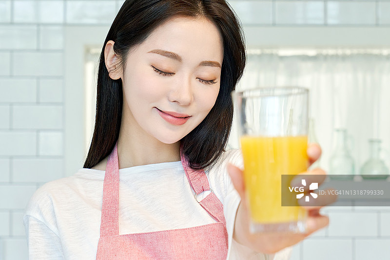女人手拿一杯果汁图片素材