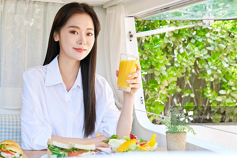 女人在户外吃饭图片素材