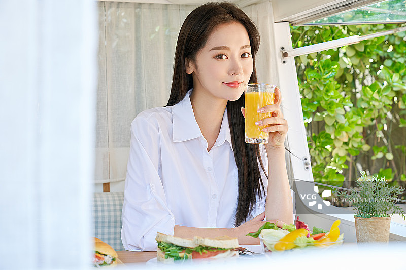 在户外喝果汁的女人图片素材