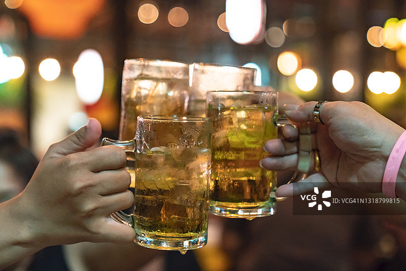 朋友们在夜店派对上畅饮图片素材