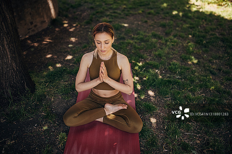 在后院冥想的女人图片素材