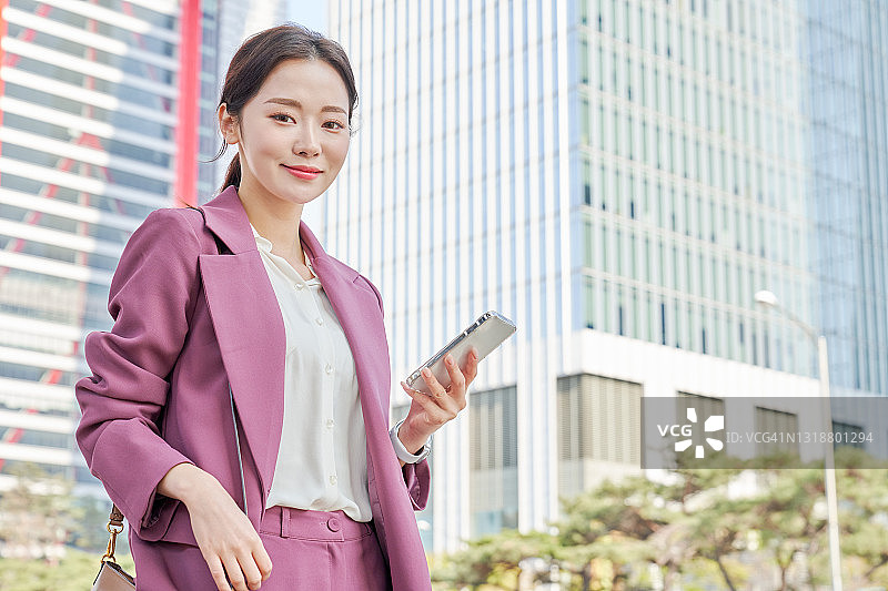 上班途中使用智能手机的女人图片素材